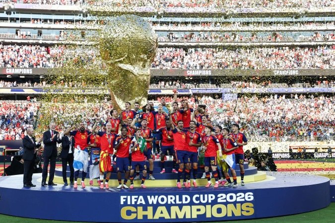 Festa dos jogadores no pódio instalado no MetLife Stadium: a Fúria volta a mostrar ao mundo como dominar o futebol. Agora, La Roja detém os títulos masculino e feminino - (crédito: Franck Fife/AFP) Festa dos jogadores no pódio instalado no MetLife Stadium: a Fúria volta a mostrar ao mundo como dominar o futebol. Agora, La Roja detém os títulos masculino e feminino - (crédito: Franck Fife/AFP)