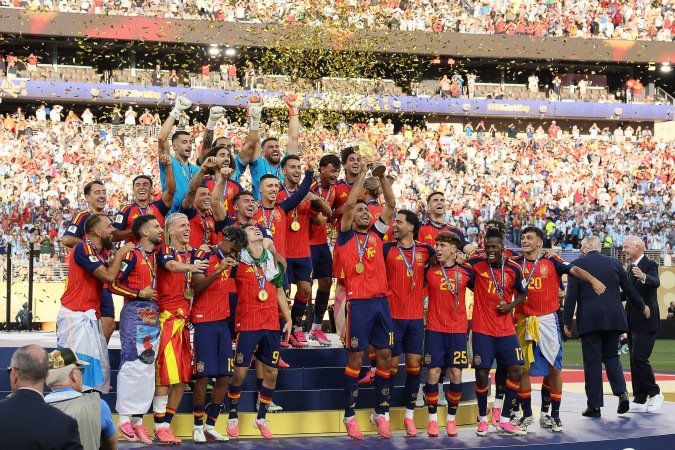 Festa dos jogadores no pódio instalado no MetLife Stadium: a Fúria volta a mostrar ao mundo como dominar o futebol. Agora, La Roja detém os títulos masculino e feminino