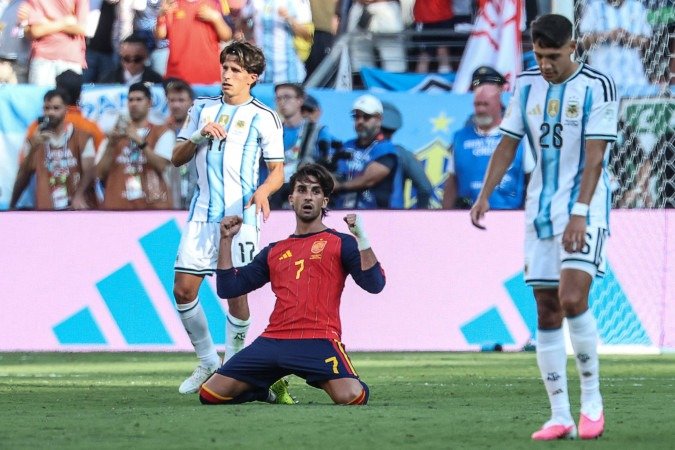 Após 106 minutos de uma tensa decisão, Ferran Torres balançou a rede e garantiu o bicampeonato - (crédito: Odd Andersen/AFP) Após 106 minutos de uma tensa decisão, Ferran Torres balançou a rede e garantiu o bicampeonato - (crédito: Odd Andersen/AFP)