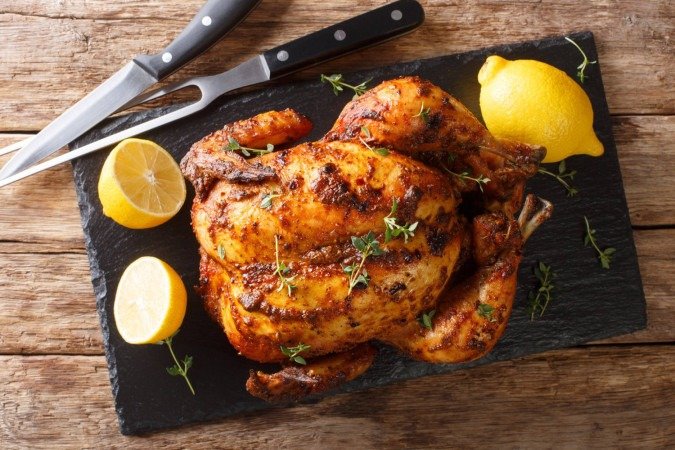 Frango assado simples (Imagem: AS Foodstudio | Shutterstock) - (crédito: EdiCase) Frango assado simples (Imagem: AS Foodstudio | Shutterstock) - (crédito: EdiCase)