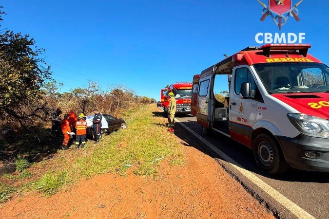 Mulher morre e homem fica ferido após carro atingir árvore na DF-190
- (crédito: CBMDF/Divulgação) Mulher morre e homem fica ferido após carro atingir árvore na DF-190
- (crédito: CBMDF/Divulgação)