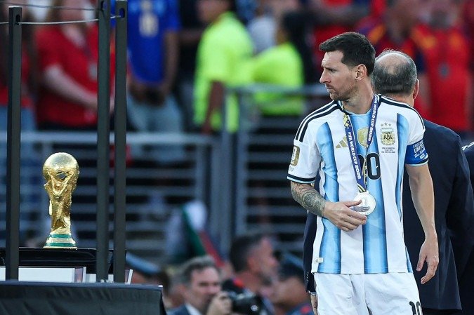  Argentina's forward #10 Lionel Messi looks at the trophy after losing the 2026 World Cup football tournament final match between Spain and Argentina at the New York/New Jersey Stadium in East Rutherford on July 19, 2026.  