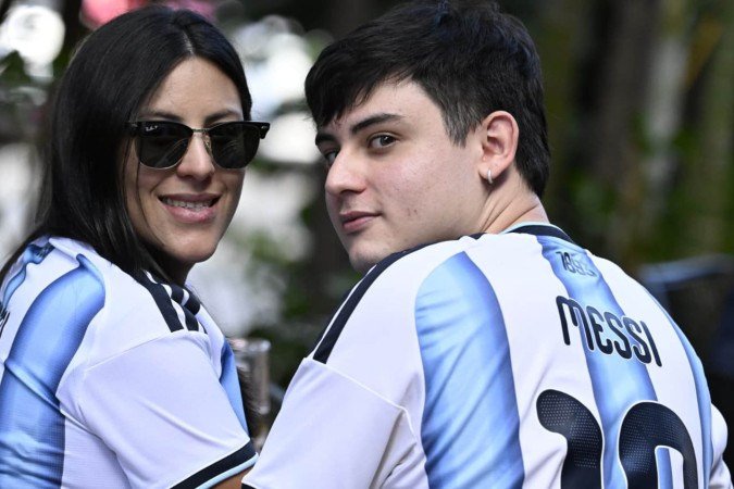 Irm&atilde;os Joaquim e Vit&oacute;ria Gomes s&atilde;o argentinos e est&atilde;o torcendo longe de casa