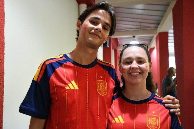 Alejandro Fernandes e J&uacute;lia Vidal assistem ao jogo juntos