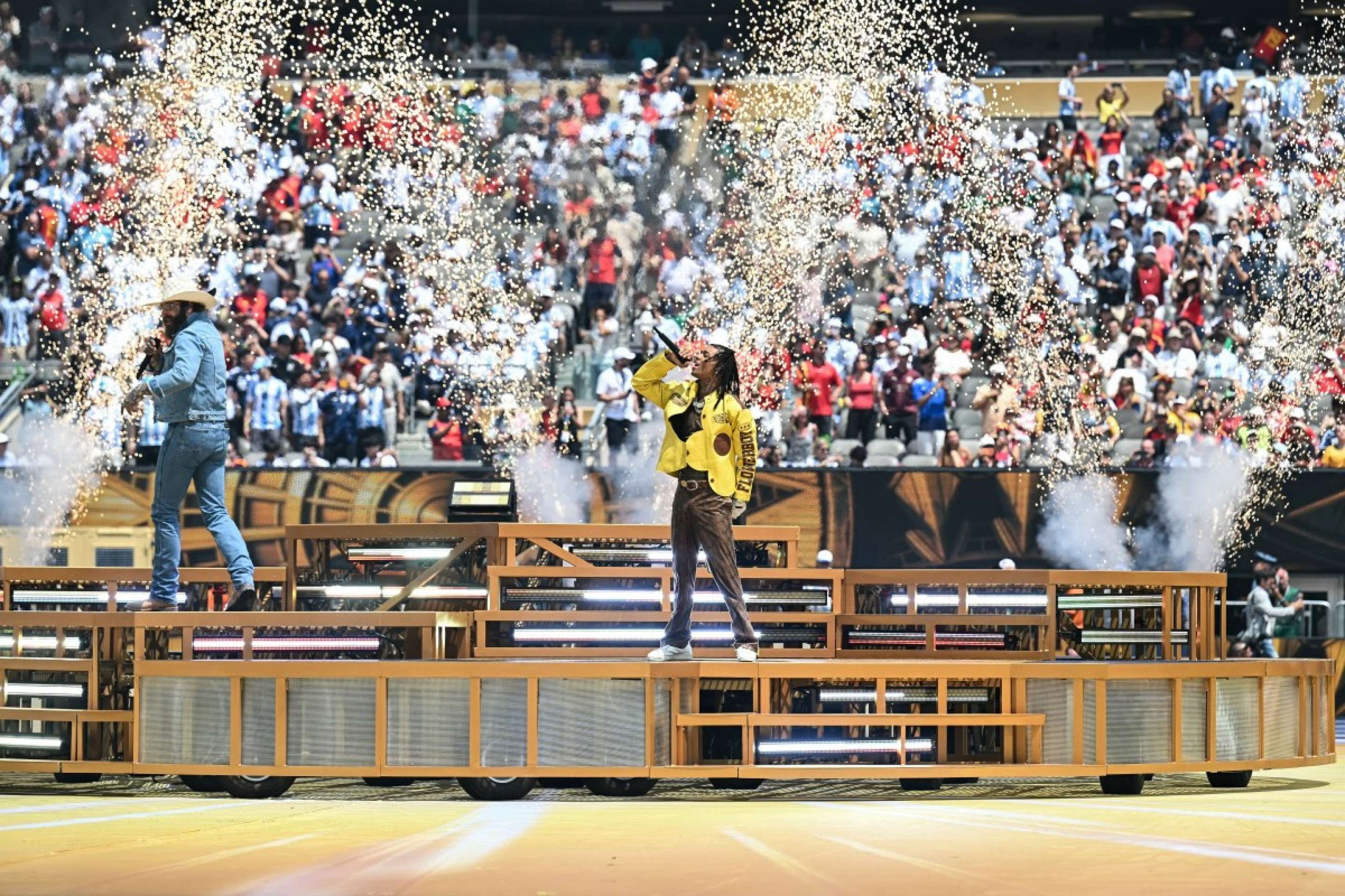Os cantores americanos Post Malone (&agrave; esquerda) e Swae Lee se apresentam antes da partida final da Copa do Mundo de Futebol de 2026 entre Espanha e Argentina, no est&aacute;dio de Nova York/Nova Jersey, em East Rutherford, em 19 de julho de 2026      