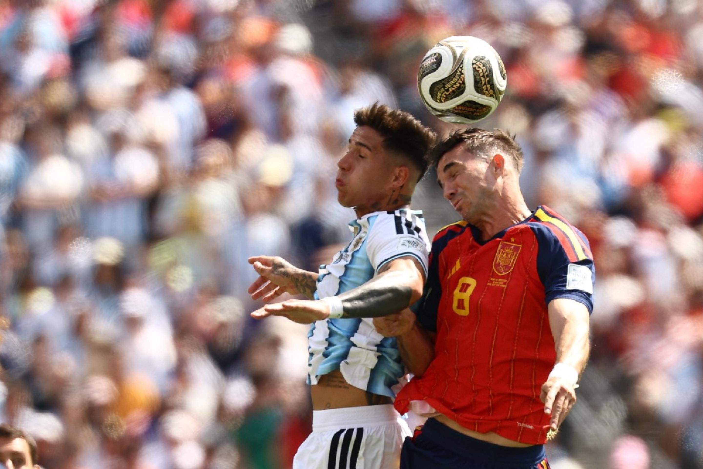 Jogo entre Argentina e Espanha no final da Copa