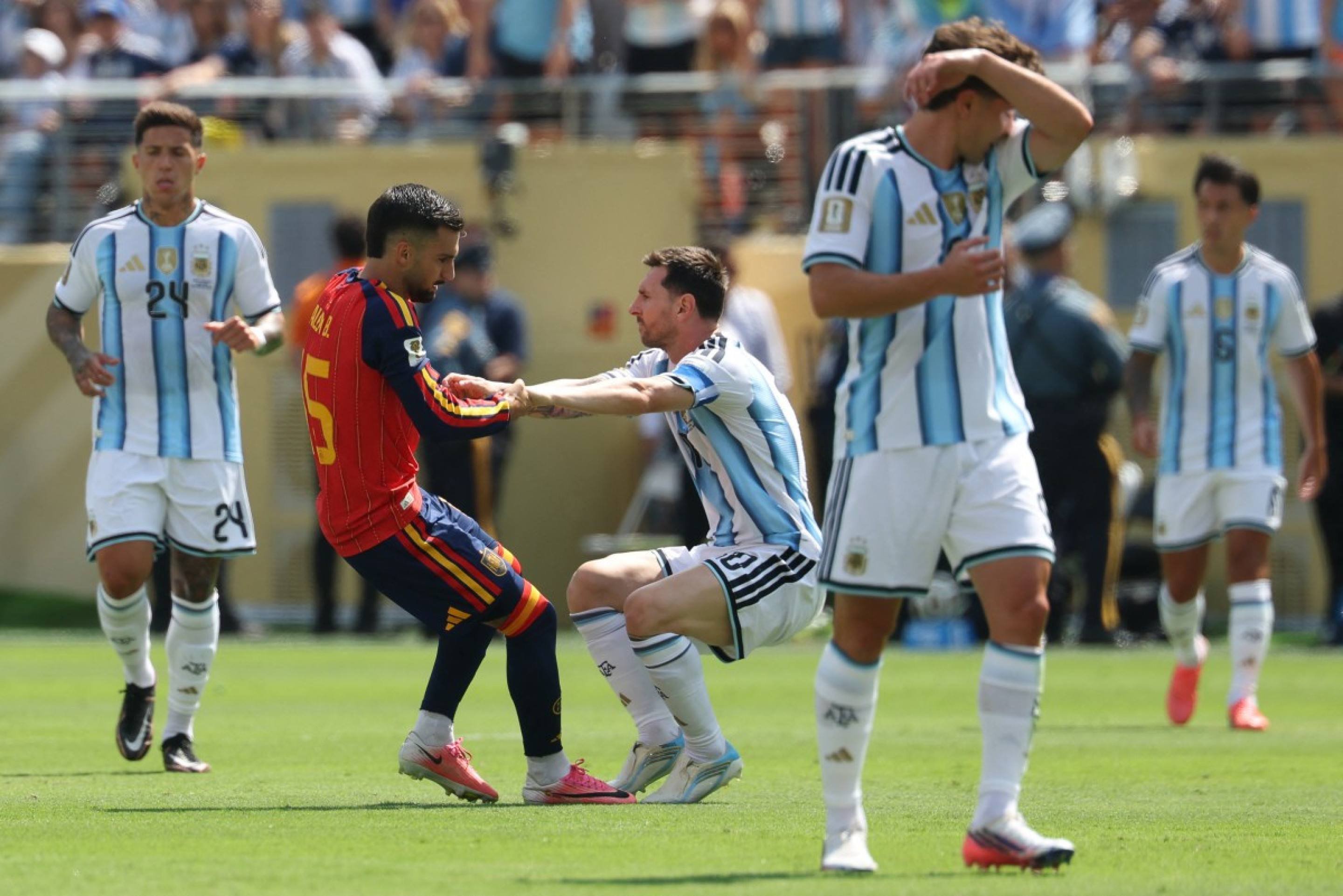 Jogo entre Argentina e Espanha no final da Copa
