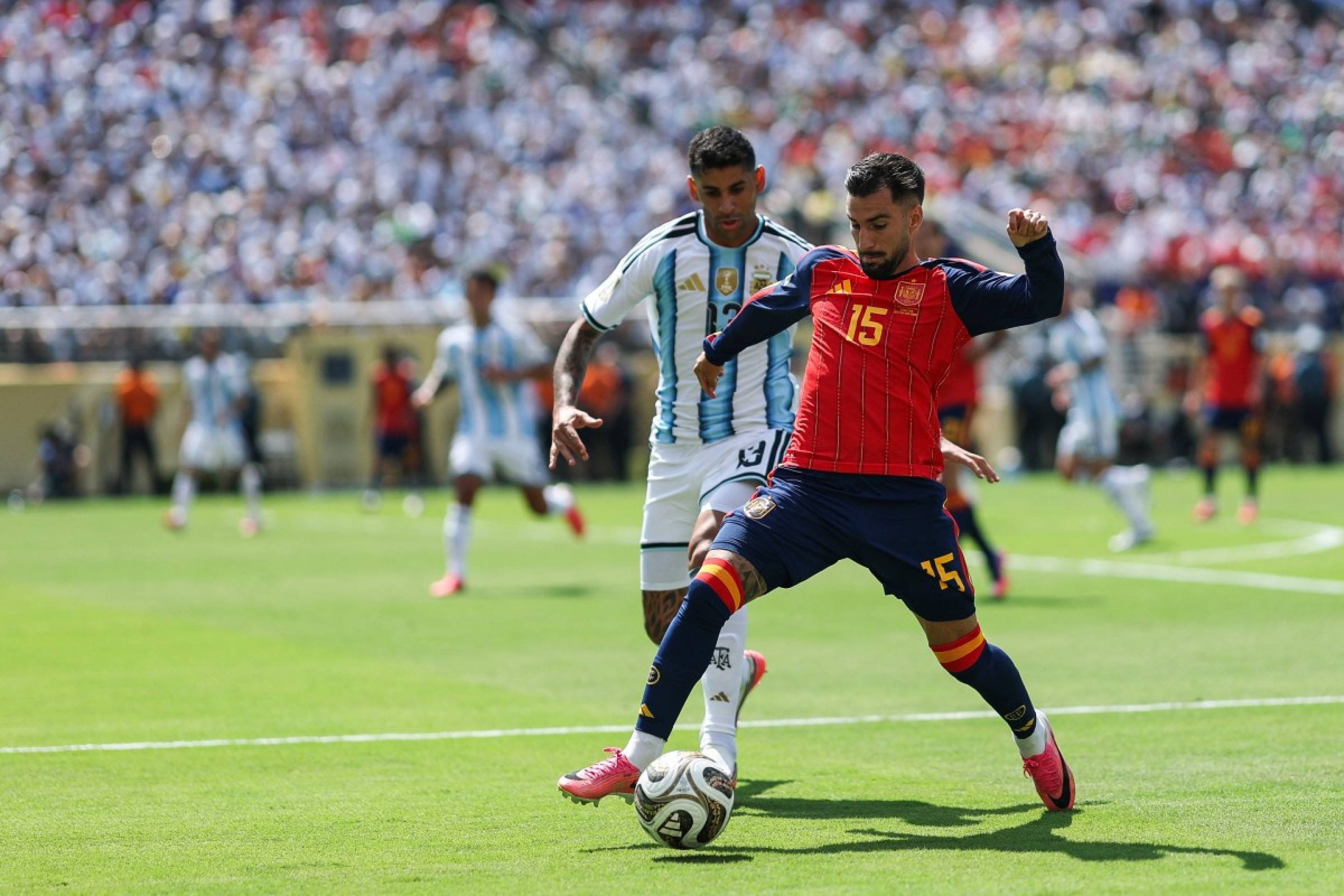 Jogo entre Argentina e Espanha no final da Copa