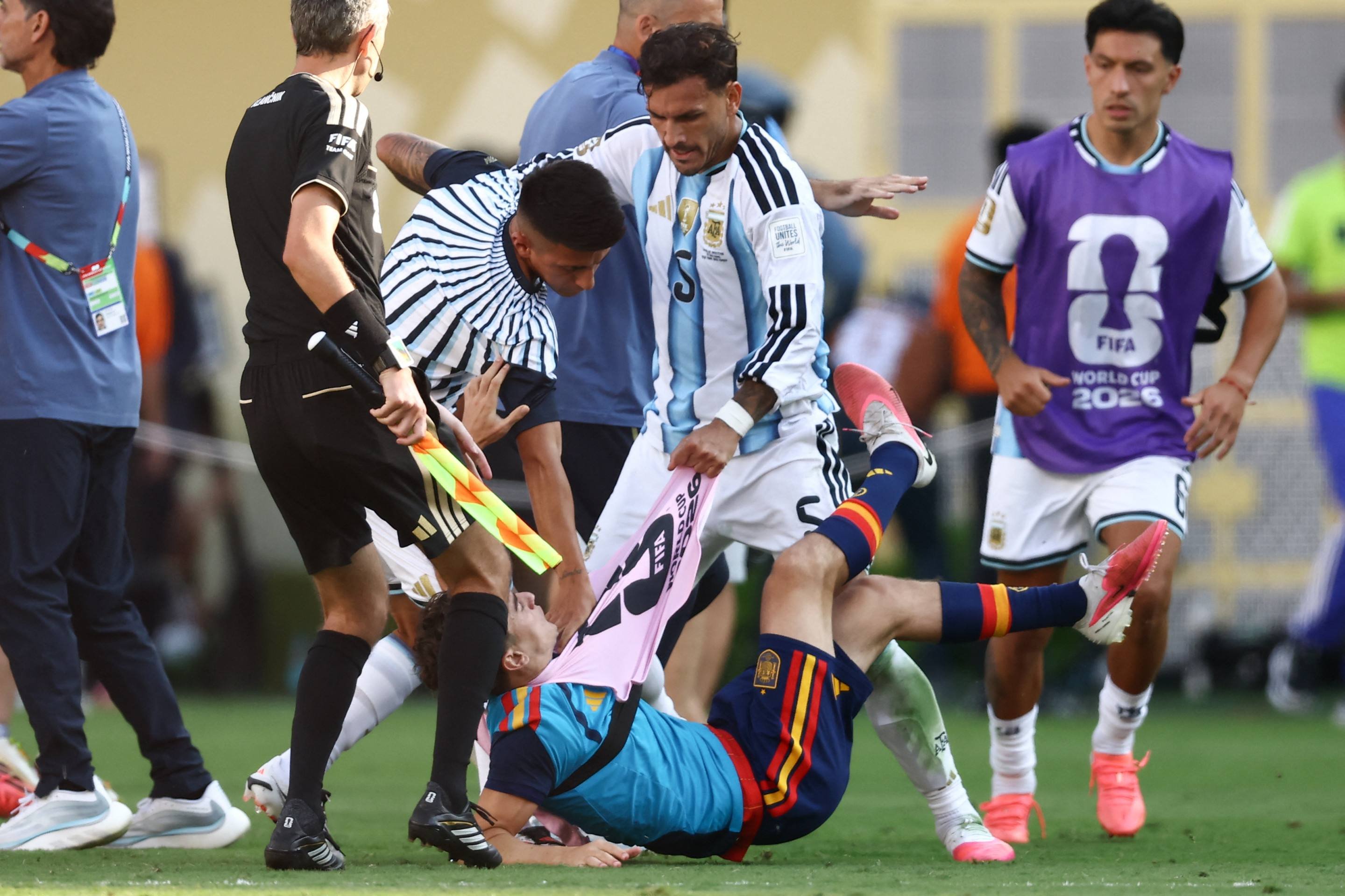 Espanha x Argentina: final da Copa termina em confusão com chutes e empurrões