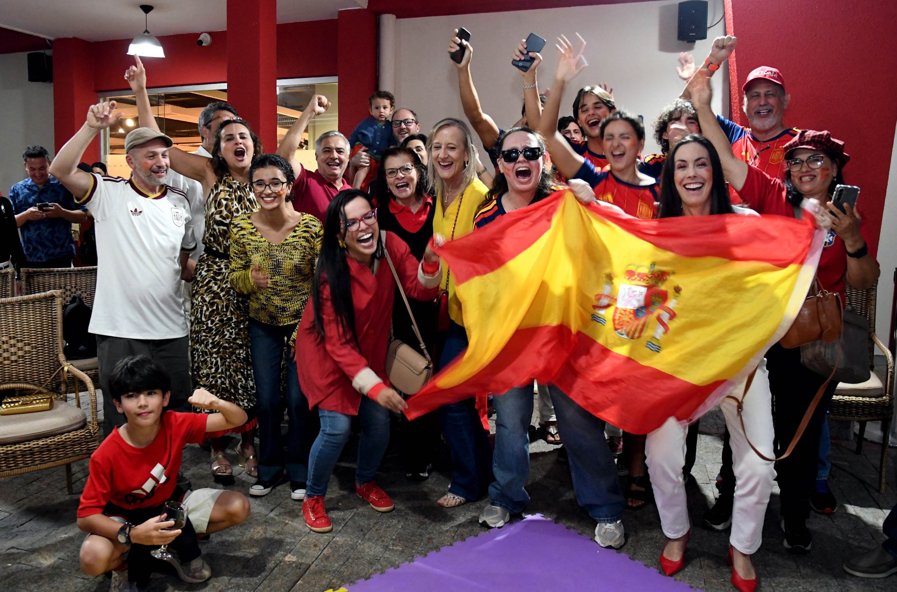 A festa de torcedores e admiradores no Cervantes foi regada a paella e cerveja tradicionais espanholas