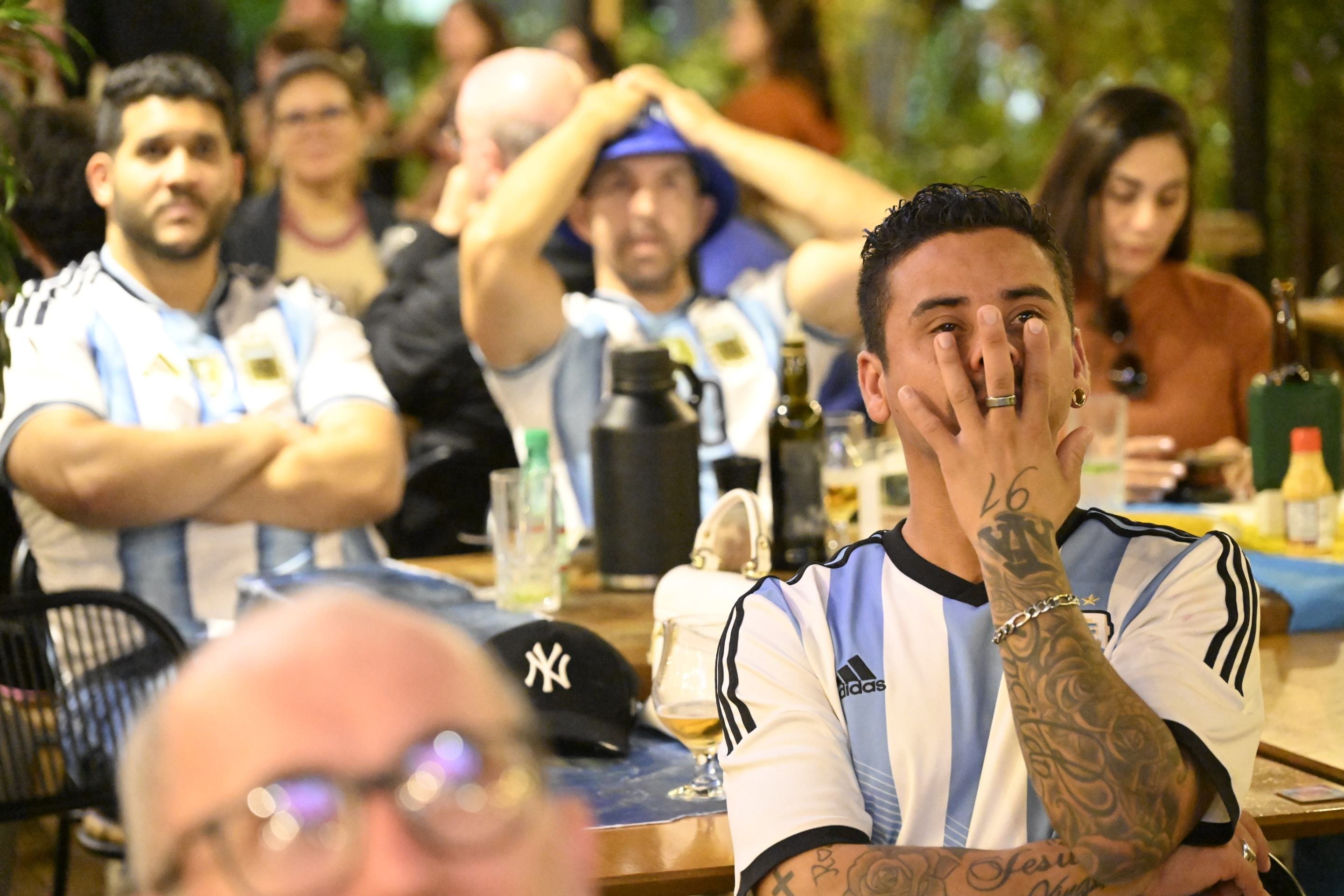 Apreensiva, torcida argentina manteve esperan&ccedil;a at&eacute; o fim