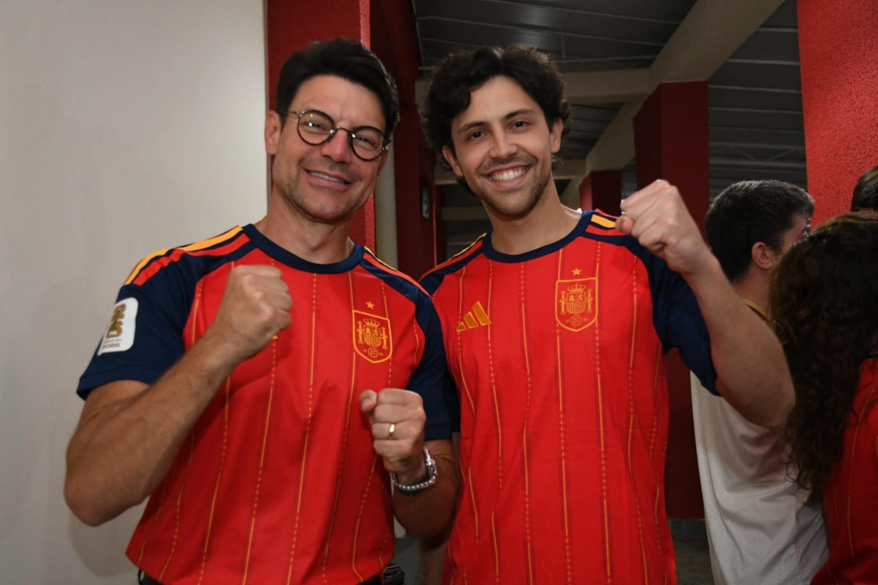 Anderson e Lucas Alargon refor&ccedil;ando a torcida da Espanha