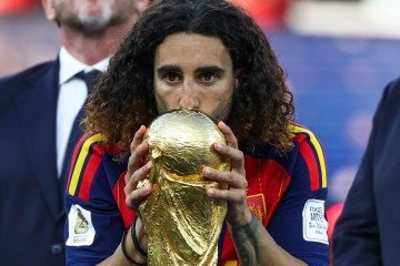 O defensor espanhol Marc Cucurella beija o troféu após vencer a final da Copa do Mundo de 2026. -  (crédito:  AFP)