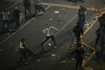 Na Argentina, a frustração com o vice-campeonato gerou uma grande confusão entre torcedores e as forças de segurança do país nos arredores do Obelisco, tradicional ponto de encontro de torcedores na capital Buenos Aires
- (crédito: AFP) Na Argentina, a frustração com o vice-campeonato gerou uma grande confusão entre torcedores e as forças de segurança do país nos arredores do Obelisco, tradicional ponto de encontro de torcedores na capital Buenos Aires
- (crédito: AFP)