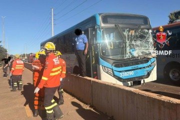 Colisão entre ônibus e caminhão deixou quatorze pessoas feridas
- (crédito: Divulgação/CBMDF) Colisão entre ônibus e caminhão deixou quatorze pessoas feridas
- (crédito: Divulgação/CBMDF)