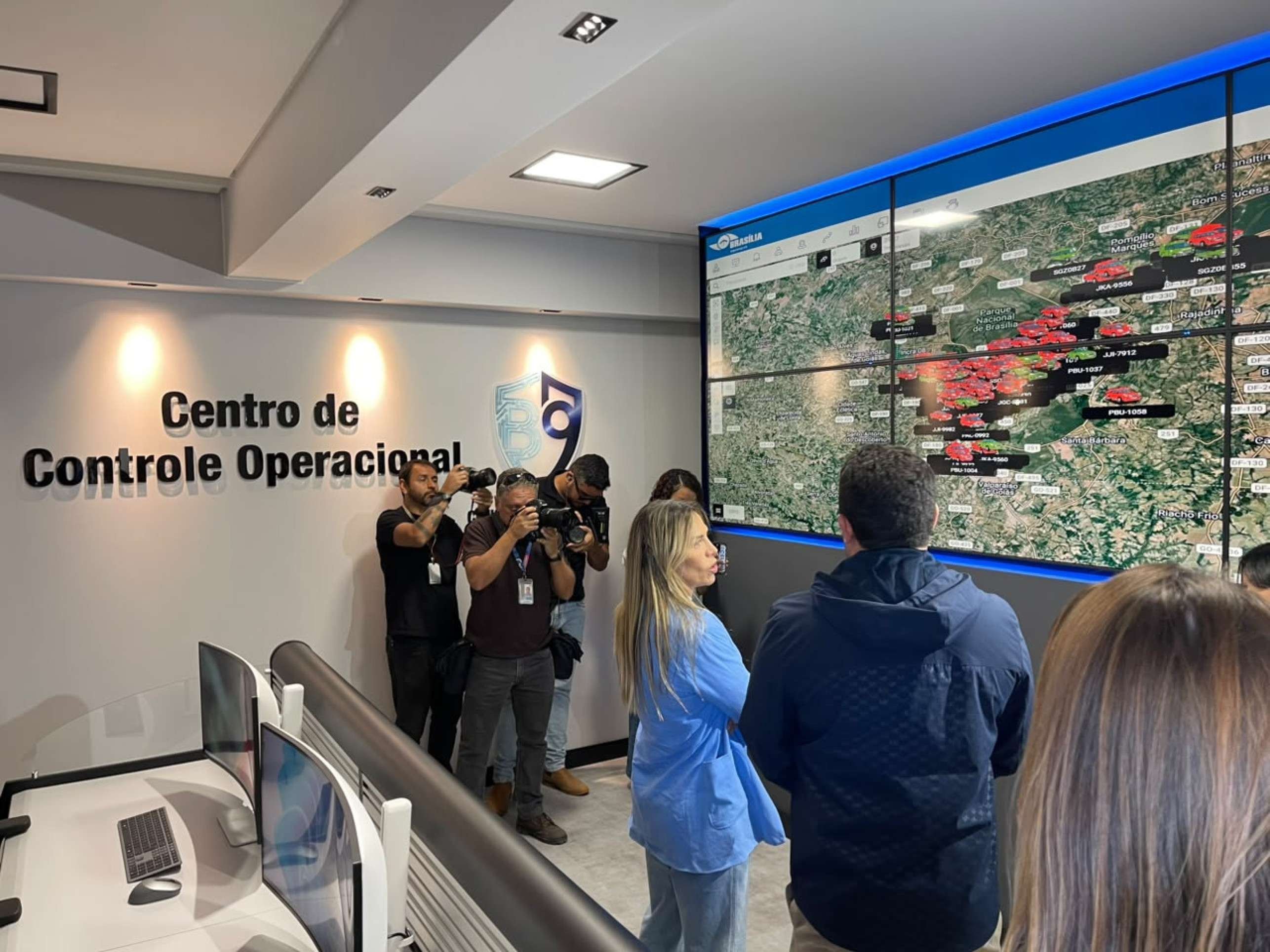 Celina Le&atilde;o visita Central de Monitoramento que moderniza gest&atilde;o da frota da Sa&uacute;de do DF 