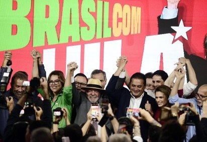 Ao lado de Leila (E), Lula participa de conven&ccedil;&atilde;o do PDT em Bras&iacute;lia: o pa&iacute;s n&atilde;o pode "permitir que o negacionismo e o fascismo voltem"  -  (crédito: Minervino J&uacute;nior/CB/D.A.Press) -Ao lado de Leila (E), Lula participa de conven&ccedil;&atilde;o do PDT em Bras&iacute;lia: o pa&iacute;s n&atilde;o pode "permitir que o negacionismo e o fascismo voltem"  -  (crédito: Minervino J&uacute;nior/CB/D.A.Press)