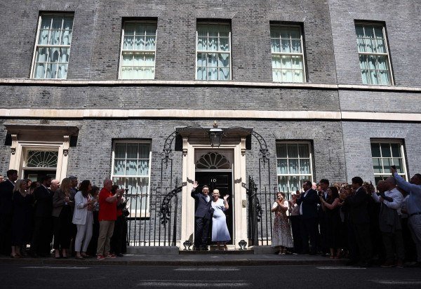 Burnham e sua mulher, Marie-France van Heel, posam para foto na entrada do número 10 de Downing Street, a residência oficial, em Londres 