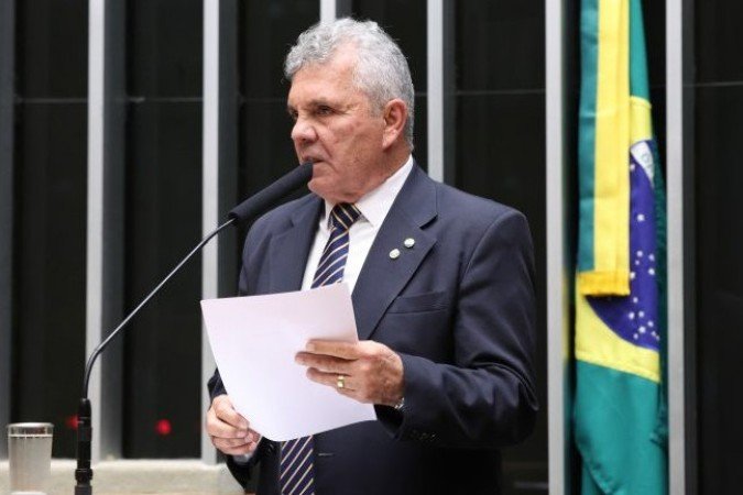 Fraga, relator do projeto, discursa sobre a proposta que altera a contagem do prazo de prescrição para foragidos - (crédito: Kayo Magalhães/Câmara dos Deputados) Fraga, relator do projeto, discursa sobre a proposta que altera a contagem do prazo de prescrição para foragidos - (crédito: Kayo Magalhães/Câmara dos Deputados)