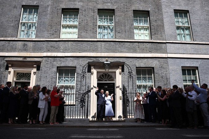 Burnham e sua mulher, Marie-France van Heel, posam para foto na entrada do número 10 de Downing Street, a residência oficial, em Londres - (crédito: Henry Nicholls/AFP) Burnham e sua mulher, Marie-France van Heel, posam para foto na entrada do número 10 de Downing Street, a residência oficial, em Londres - (crédito: Henry Nicholls/AFP)