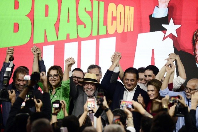 Ao lado de Leila (E), Lula participa de convenção do PDT em Brasília: o país não pode "permitir que o negacionismo e o fascismo voltem" - (crédito: Minervino Júnior/CB/D.A.Press) Ao lado de Leila (E), Lula participa de convenção do PDT em Brasília: o país não pode "permitir que o negacionismo e o fascismo voltem" - (crédito: Minervino Júnior/CB/D.A.Press)