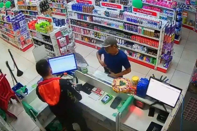 O suspeito utilizava arma de fogo para ameaçar e render funcionários e clientes - (crédito: Material cedido ao Correio) O suspeito utilizava arma de fogo para ameaçar e render funcionários e clientes - (crédito: Material cedido ao Correio)