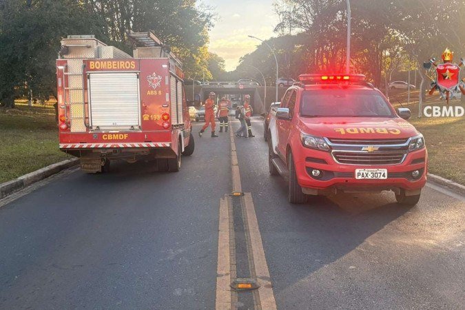 Segundo a corporação, a vítima foi encontrada consciente e orientada, com um skate próximo ao corpo - (crédito: Foto: Divulgação/CMBDF) Segundo a corporação, a vítima foi encontrada consciente e orientada, com um skate próximo ao corpo - (crédito: Foto: Divulgação/CMBDF)