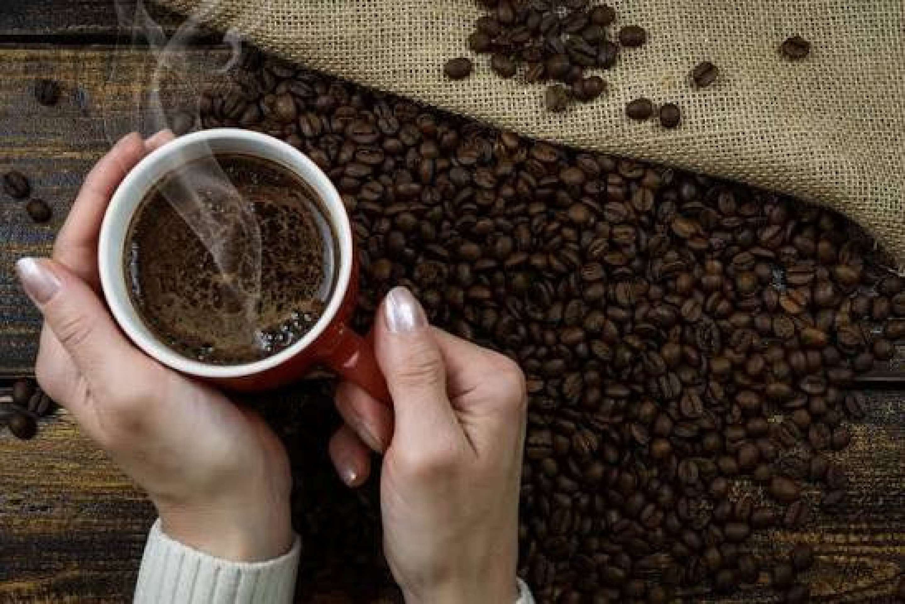 Estudo diz que até quatro xícaras de café por dia podem proteger coração