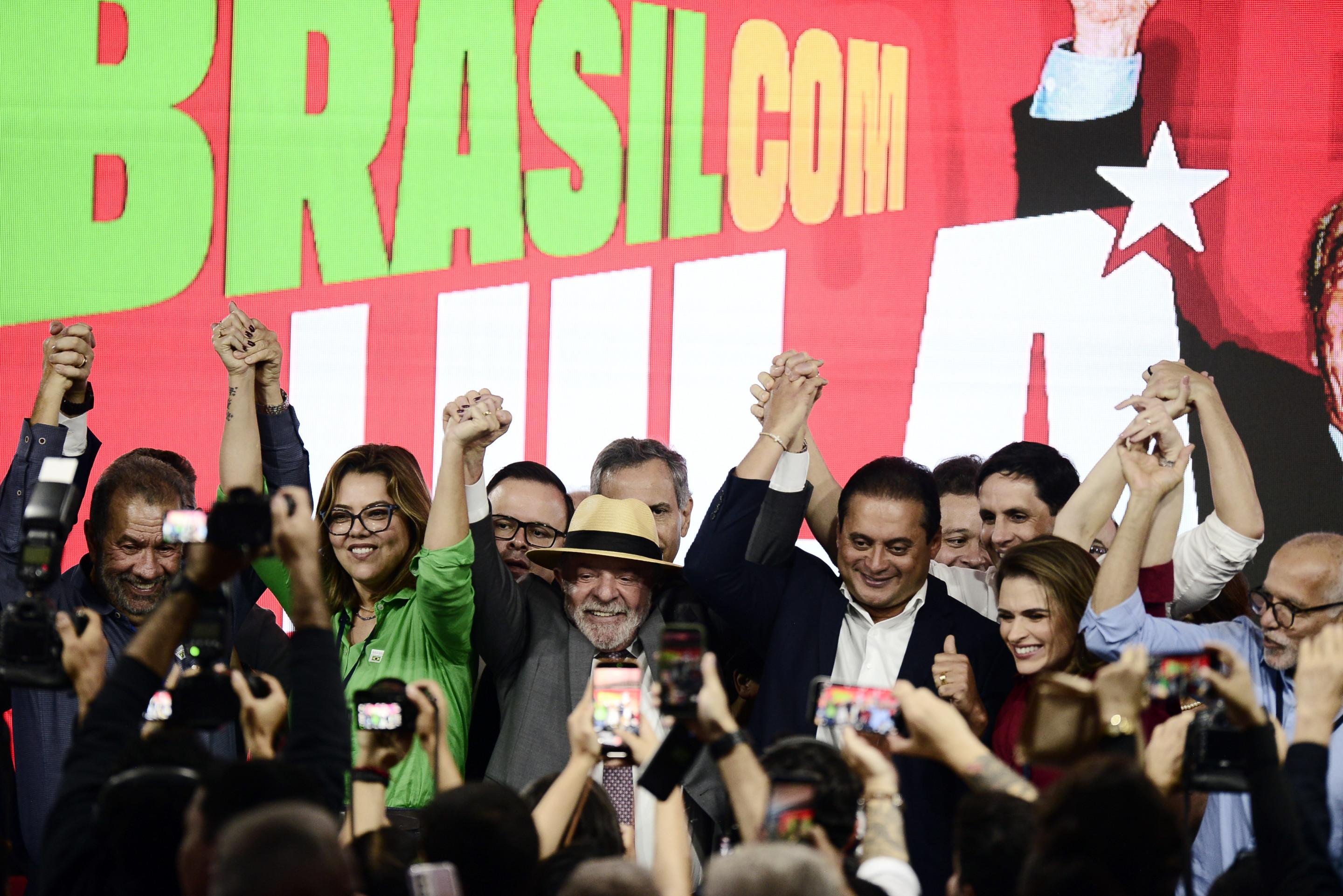 Ao lado de Leila (E), Lula participa de conven&ccedil;&atilde;o do PDT em Bras&iacute;lia: o pa&iacute;s n&atilde;o pode "permitir que o negacionismo e o fascismo voltem"  -  (crédito: Minervino J&uacute;nior/CB/D.A.Press)