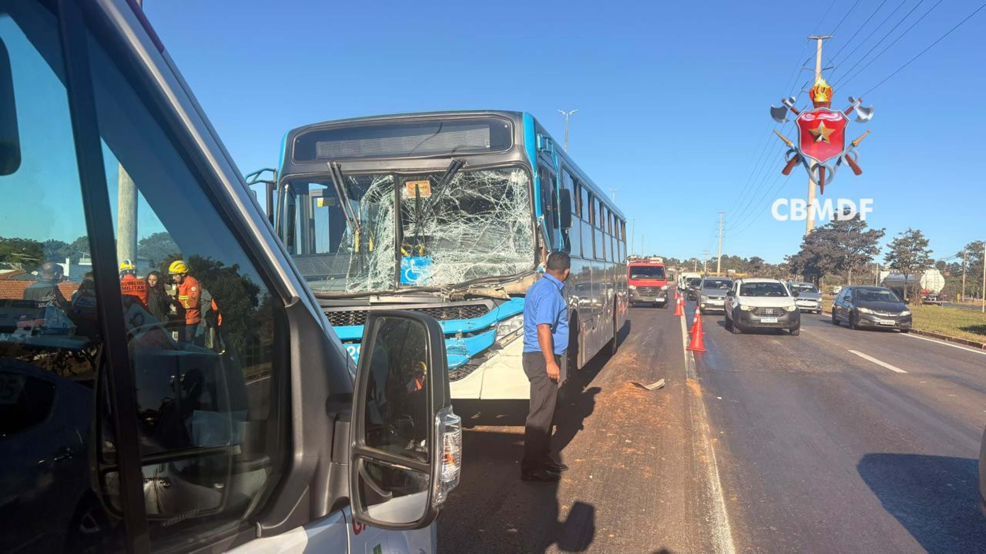 Colis&atilde;o entre &ocirc;nibus e caminh&atilde;o deixou quatorze pessoas feridas 