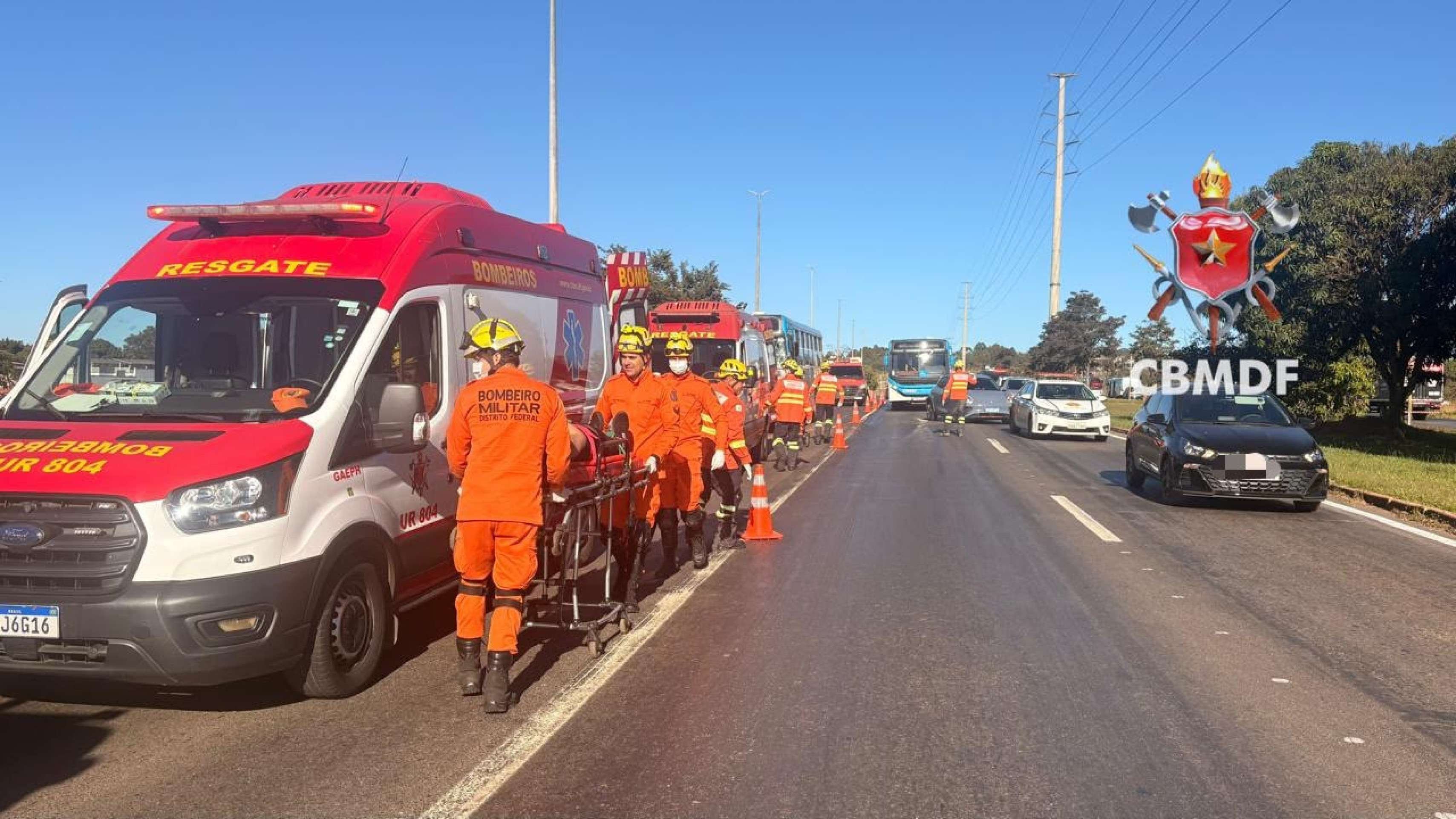 Colis&atilde;o entre &ocirc;nibus e caminh&atilde;o deixou quatorze pessoas feridas 
