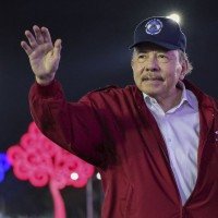 Daniel Ortega acena durante evento para comemorar o 47º aniversário da Revolução Sandinista, em Manágua, no último domingo  -  (crédito: Cesar Perez/El 19 Digital/AFP)