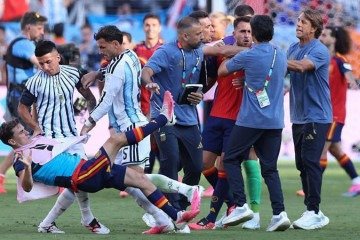 O argentino Leandro Paredes pareceu atingir o espanhol Eric García na garganta durante a confusão após a partida - (crédito: Getty Images) O argentino Leandro Paredes pareceu atingir o espanhol Eric García na garganta durante a confusão após a partida - (crédito: Getty Images)