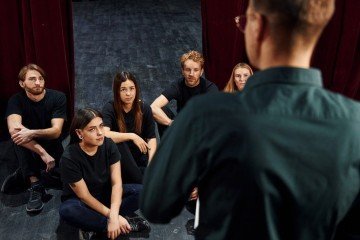 Jovens e adultos participam de uma oficina de teatro, explorando t&eacute;cnicas de atua&ccedil;&atilde;o e autoconhecimento em ambiente c&ecirc;nico -  (crédito: Divulga&ccedil;&atilde;o)