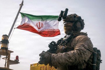 Foto divulgada pelo Corpo de Fuzileiros Navais dos EUA mostra, segundo relatos, uma bandeira iraniana tremulando atrás de um fuzileiro naval da 11ª Unidade Expedicionária de Fuzileiros Navais durante uma abordagem de verificação a bordo do navio-tanque Wen Yao, no Golfo de Omã. - (crédito: AFP) Foto divulgada pelo Corpo de Fuzileiros Navais dos EUA mostra, segundo relatos, uma bandeira iraniana tremulando atrás de um fuzileiro naval da 11ª Unidade Expedicionária de Fuzileiros Navais durante uma abordagem de verificação a bordo do navio-tanque Wen Yao, no Golfo de Omã. - (crédito: AFP)