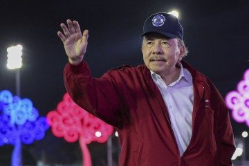 Daniel Ortega acena durante evento para comemorar o 47º aniversário da Revolução Sandinista, em Manágua, no último domingo - (crédito: Cesar Perez/El 19 Digital/AFP) Daniel Ortega acena durante evento para comemorar o 47º aniversário da Revolução Sandinista, em Manágua, no último domingo - (crédito: Cesar Perez/El 19 Digital/AFP)