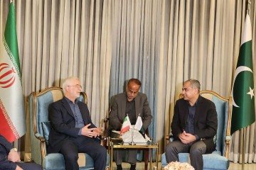 Foto divulgada pelo Ministério do Interior do Paquistão e tirada em 20 de julho de 2026, mostra o ministro do Interior paquistanês, Mohsin Naqvi (à direita), reunindo-se com seu homólogo iraniano, Eskandar Momeni (à esquerda), na base aérea de Nur Khan, em Rawalpindi. - (crédito: AFP) Foto divulgada pelo Ministério do Interior do Paquistão e tirada em 20 de julho de 2026, mostra o ministro do Interior paquistanês, Mohsin Naqvi (à direita), reunindo-se com seu homólogo iraniano, Eskandar Momeni (à esquerda), na base aérea de Nur Khan, em Rawalpindi. - (crédito: AFP)