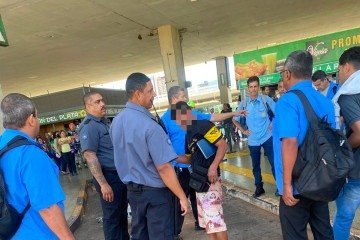 Suspeito foi conduzido à 5ª DP após dar um soco e danificar o para-brisa do ônibus - (crédito: Material cedido ao Correio) Suspeito foi conduzido à 5ª DP após dar um soco e danificar o para-brisa do ônibus - (crédito: Material cedido ao Correio)