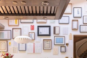 Parede da casa da chef de cozinha e influenciadora Isa Scherer, com cardápios de restaurantes emoldurados - (crédito: Evelynmullerfotos/Divulgação/Grupo Tecno) Parede da casa da chef de cozinha e influenciadora Isa Scherer, com cardápios de restaurantes emoldurados - (crédito: Evelynmullerfotos/Divulgação/Grupo Tecno)
