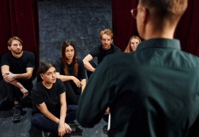 Jovens e adultos participam de uma oficina de teatro, explorando t&eacute;cnicas de atua&ccedil;&atilde;o e autoconhecimento em ambiente c&ecirc;nico -  (crédito: Divulga&ccedil;&atilde;o) -Jovens e adultos participam de uma oficina de teatro, explorando t&eacute;cnicas de atua&ccedil;&atilde;o e autoconhecimento em ambiente c&ecirc;nico -  (crédito: Divulga&ccedil;&atilde;o)