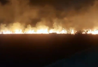 Chamas puderam ser vistas de diversos pontos da cidade -  (crédito: Material cedido ao Correio/Portal NS2 Sobradinho) -Chamas puderam ser vistas de diversos pontos da cidade -  (crédito: Material cedido ao Correio/Portal NS2 Sobradinho)