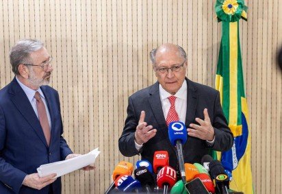 O vice presidente Geraldo Alckmin e o ministro do Desenvolvimento, Indústria, Comércio e Serviços, Márcio Elias Rosa, se reuniram com setores produtivos para discutir tarifaço.  -  (crédito: Júlio César Silva/Mdic)