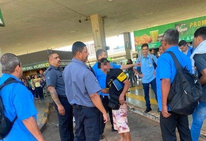 Suspeito foi conduzido &agrave; 5&ordf; DP ap&oacute;s dar um soco e danificar o para-brisa do &ocirc;nibus -  (crédito: Material cedido ao Correio) -Suspeito foi conduzido &agrave; 5&ordf; DP ap&oacute;s dar um soco e danificar o para-brisa do &ocirc;nibus -  (crédito: Material cedido ao Correio)