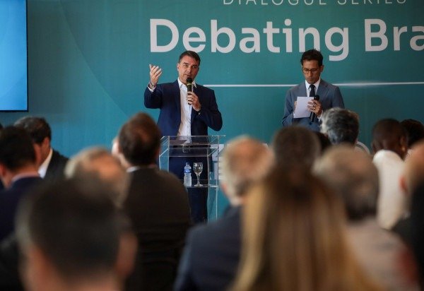  Flávio disse que o pai está inelegível por causa da reunião que fez com embaixadores  -  (crédito: Raul Spinassé)