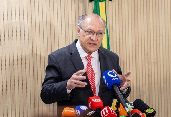 Segundo Alckmin, a medida anunciada pelos norte-americanos não afeta apenas o Brasil, mas um conjunto de 86 países, incluindo os integrantes da UE -  (crédito: Júlio César Silva/Mdic)