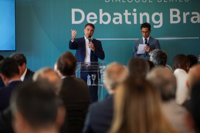 Flávio disse que o pai está inelegível por causa da reunião que fez com embaixadores - (crédito: Raul Spinassé) Flávio disse que o pai está inelegível por causa da reunião que fez com embaixadores - (crédito: Raul Spinassé)