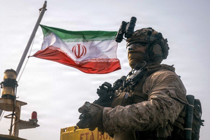 Foto divulgada pelo Corpo de Fuzileiros Navais dos EUA mostra, segundo relatos, uma bandeira iraniana tremulando atrás de um fuzileiro naval da 11ª Unidade Expedicionária de Fuzileiros Navais durante uma abordagem de verificação a bordo do navio-tanque Wen Yao, no Golfo de Omã. - (crédito: AFP) Foto divulgada pelo Corpo de Fuzileiros Navais dos EUA mostra, segundo relatos, uma bandeira iraniana tremulando atrás de um fuzileiro naval da 11ª Unidade Expedicionária de Fuzileiros Navais durante uma abordagem de verificação a bordo do navio-tanque Wen Yao, no Golfo de Omã. - (crédito: AFP)