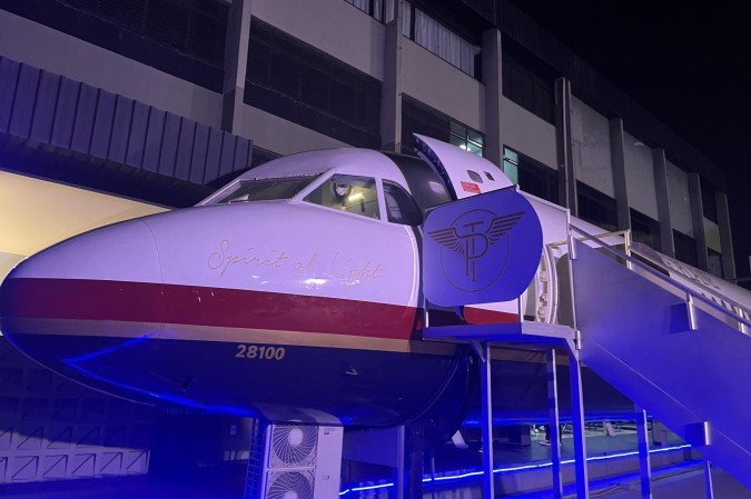 Restaurante funciona dentro de uma aeronave Fokker 100 restaurada, na Asa Sul