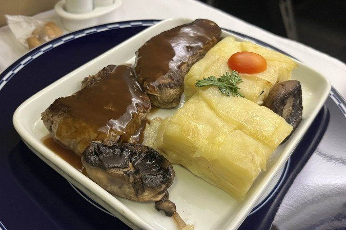 Menu internacional muda mensalmente de acordo com o destino escolhido
