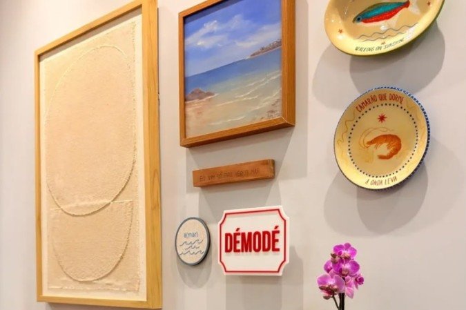 Pratos e quadros dão uma boa combinação para a decoração de paredes 